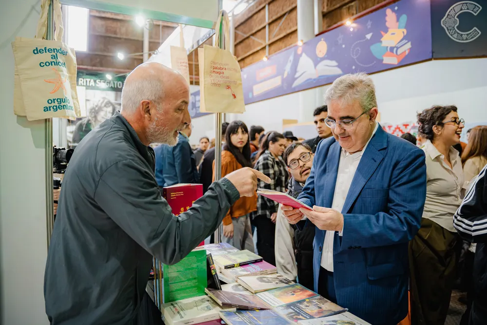 El Gobernador recorrió la Feria del Libro (1)